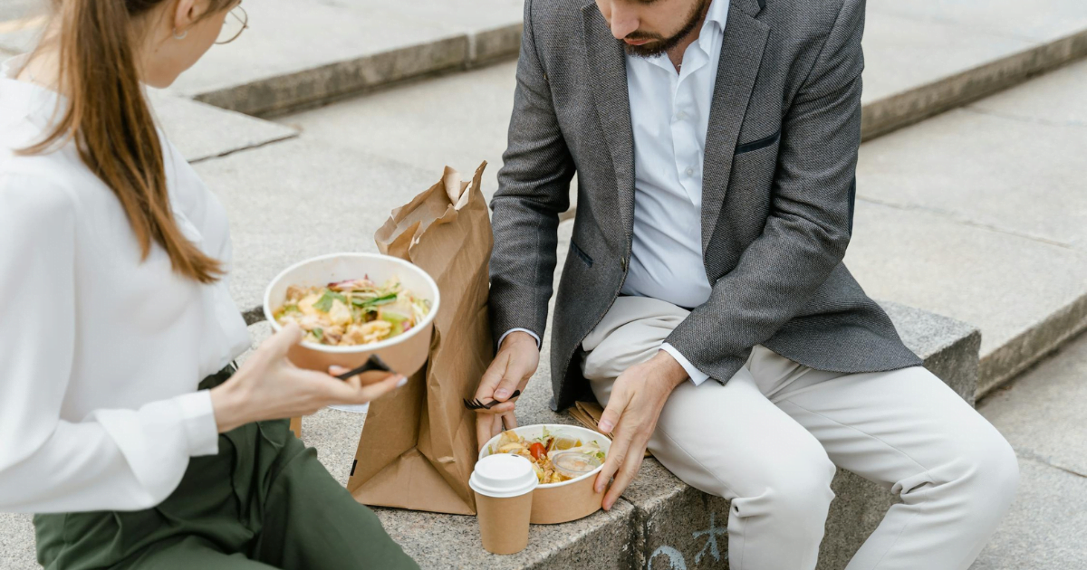 Man and a woman eating a healthy lunch